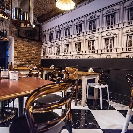 Couette-café Dominikanska 9 *